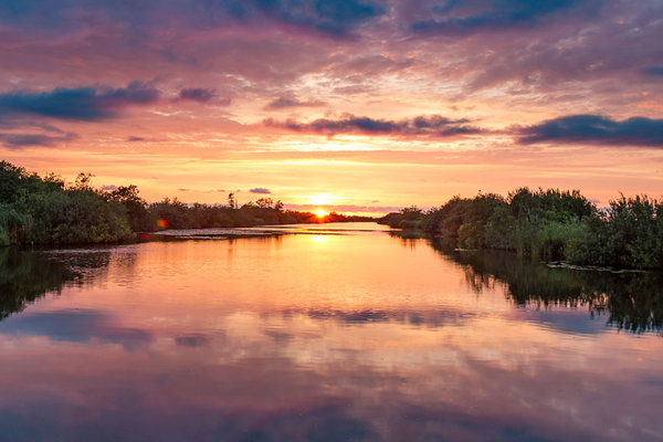 Nationaal Park de Alde Feanen bij ondergaande zon 