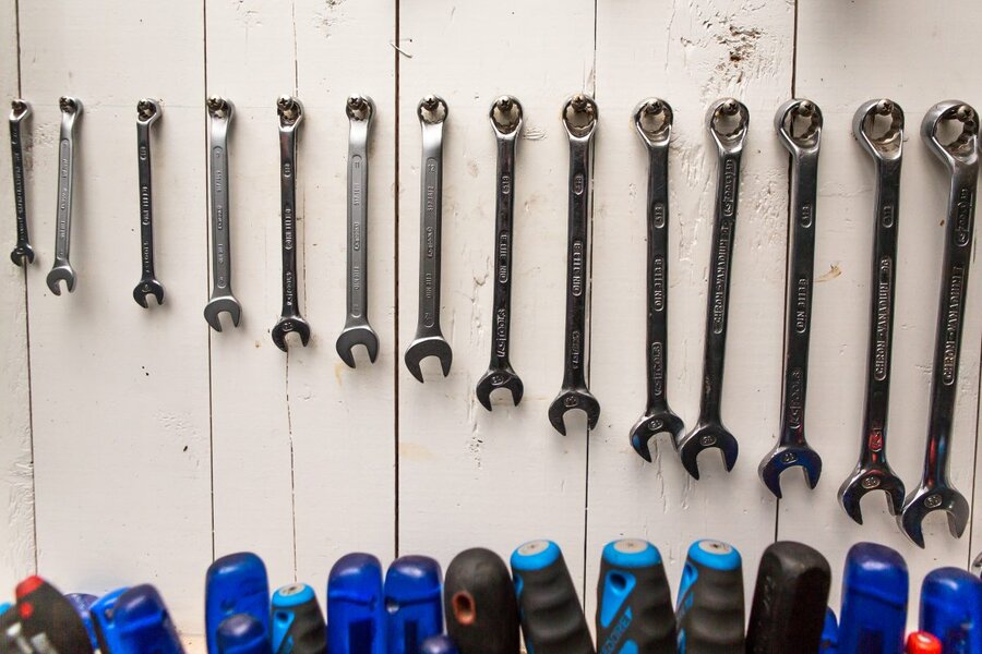 Materiaal en gereedschap aan de muur