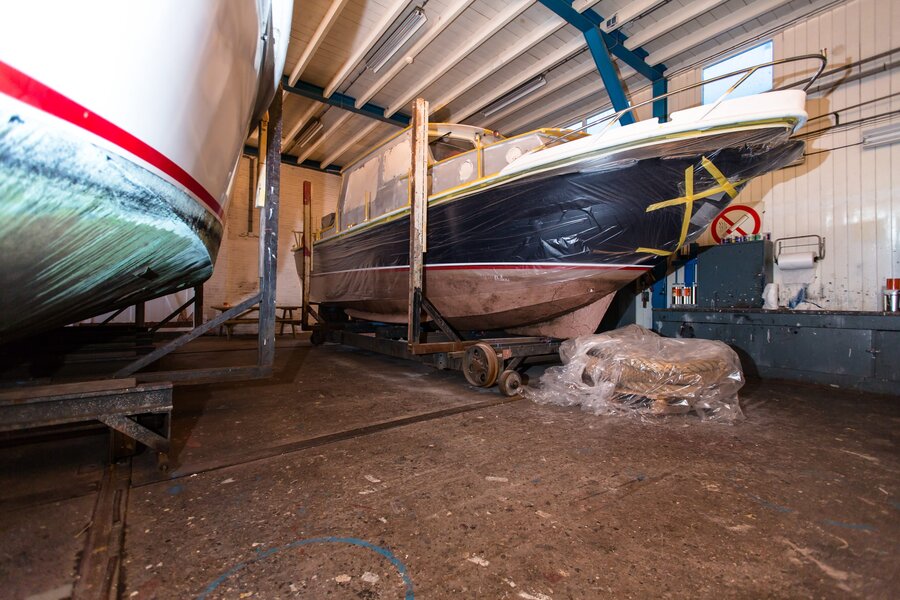Zelf schilderwerk aan boot uitvoeren in werkplaats