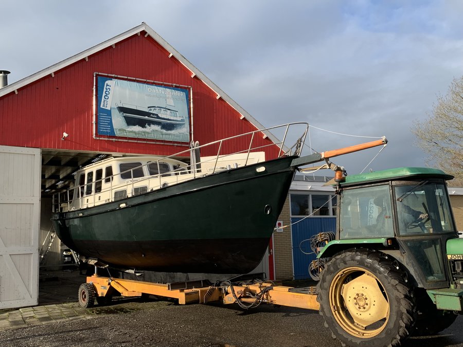 Een boot op een trailer bij Jachtwerf Oost