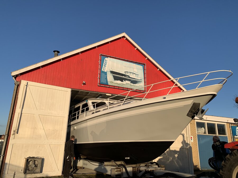 Boot na behandeling jachtschilders van Jachtwerf Oost bij scheepsloods