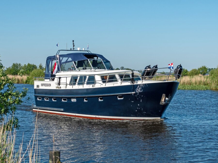 Zijaanzicht van Motorboot Impression tegenover blauwe lucht