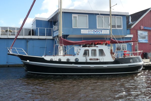 2 Oostvaarder 1040 MS  Jachtbemiddeling Tweede hands motorboten te koop Jachtwerf Oost.JPG 