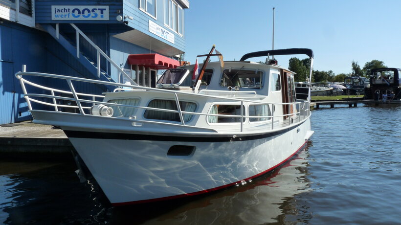 Een motorboot klaar voor een vaarvakantie in Friesland